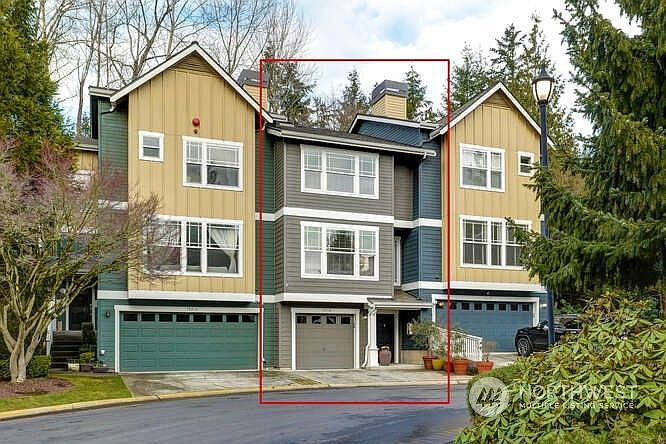 Location, location! Beautifully updated townhouse just minutes from downtown Redmond